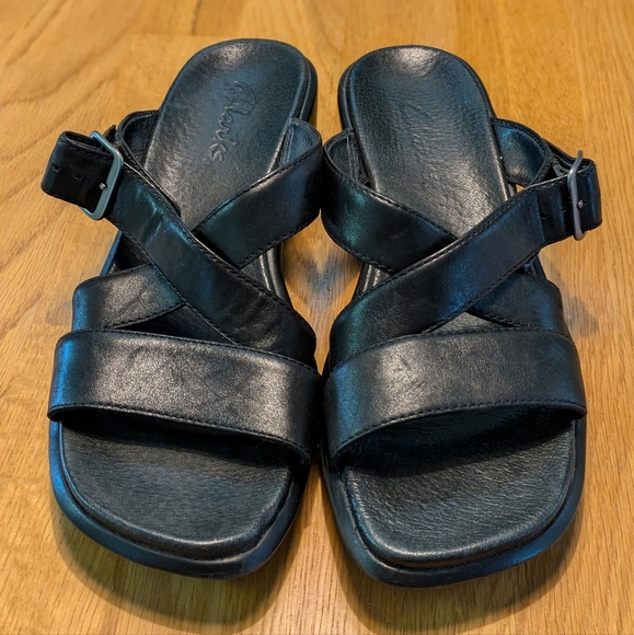 Clarks 1 inch Slip On Top Buckle Leather Strap Sandal 33805 Open Heel 8M - Picture 1 of 8